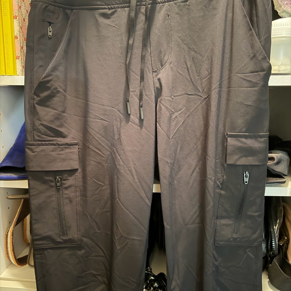 Women’s all in motion Black Cargo Pants - Picture 2 of 4